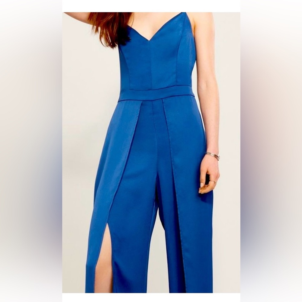 Dynamite blue v-neck, wide leg fancy jumper. Size XS
